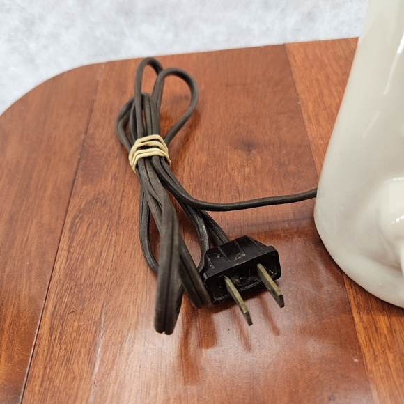 Vintage Hand Painted Bisque Colonial Figural Table Lamp Cream Pink Blue WORKING - Picture 12 of 13